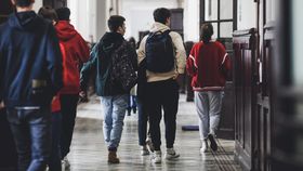 Elev condamnat pentru că și-a umilit colegii! Ce pedeapsă a primit tânărul din Bacău: „Copiii de clasele mai mari tot timpul îi mai lovesc pe ăștia mai mici”